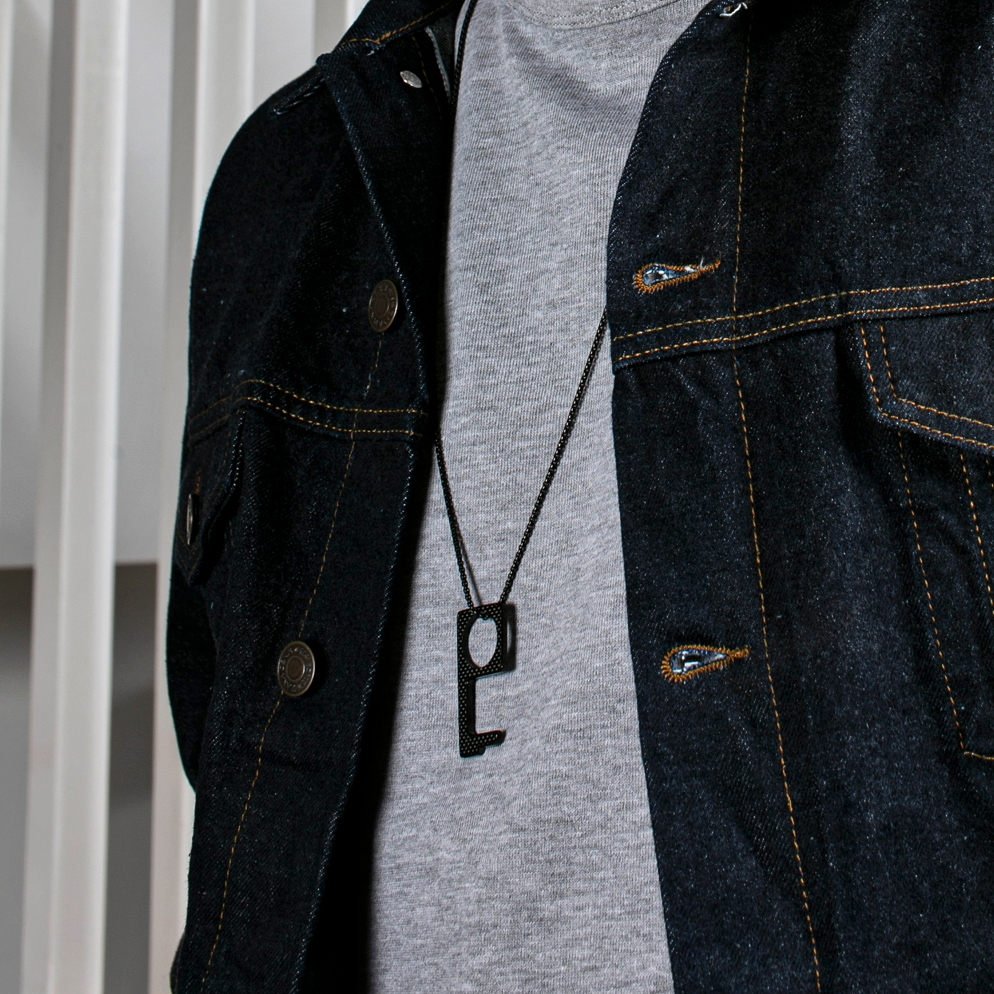 Non-contact necklace in stainless steel and carbon fibre (UK) 2