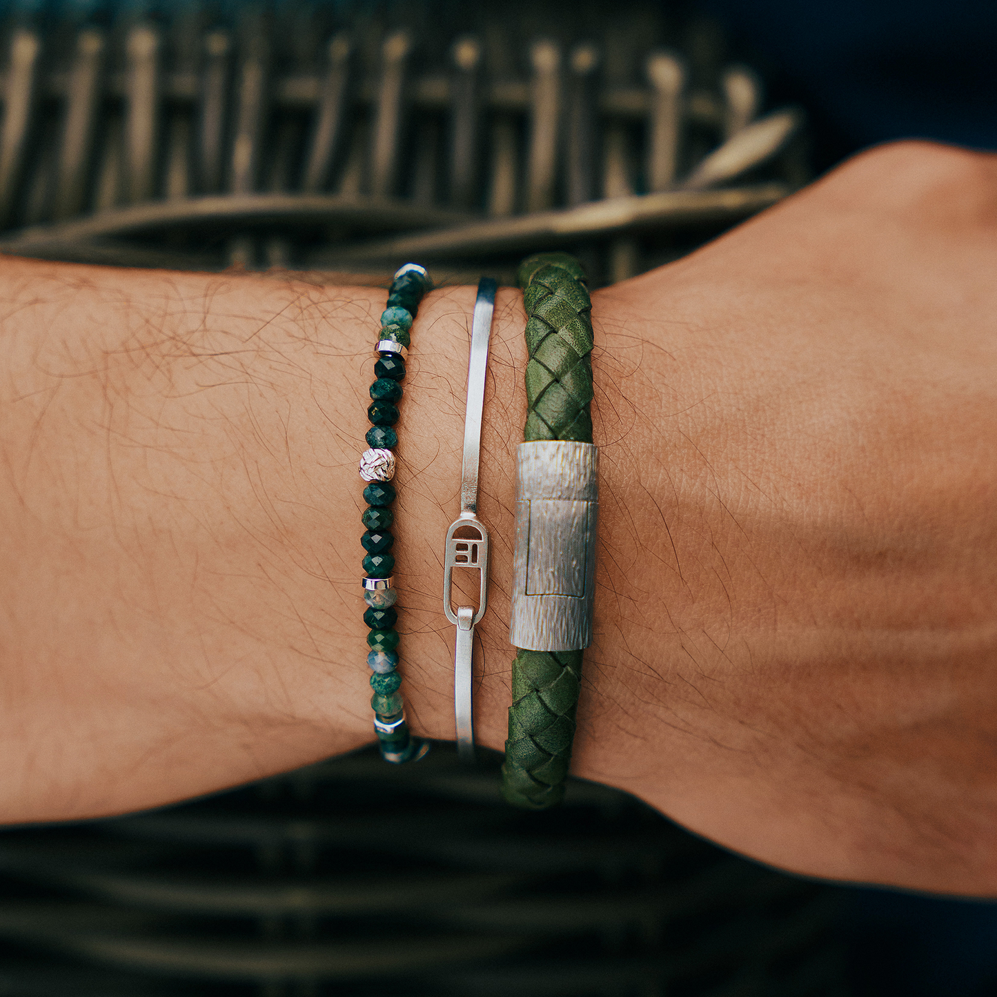 Nodo Beaded Bracelet In Rhodium Plated Silver With Green Emerald