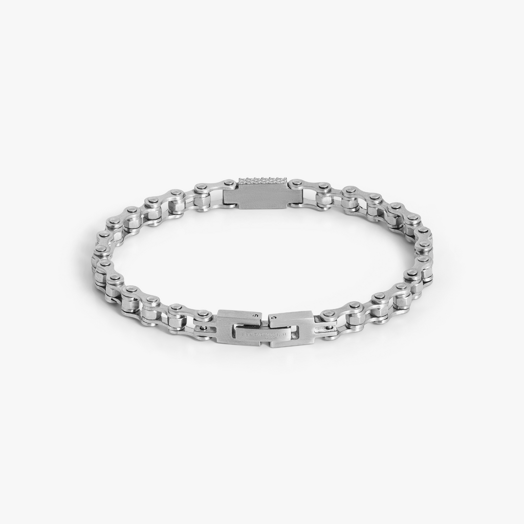 Bici chain bracelet in stainless steel with interlocking 6mm links, secure latch clasp, and engraved central ID plate with diamond pattern.