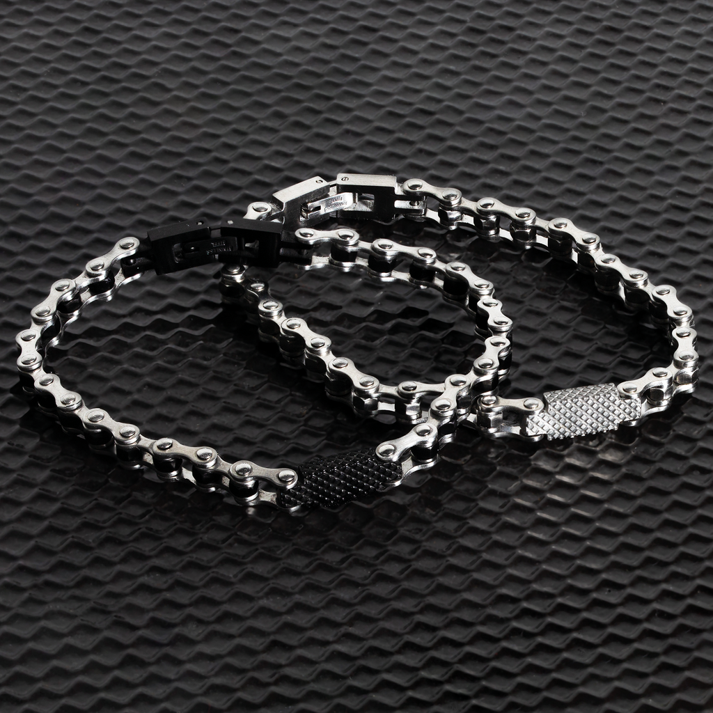 Bici chain bracelet in stainless steel with interlocking 6mm links, secure latch clasp, and engraved central ID plate with diamond pattern.