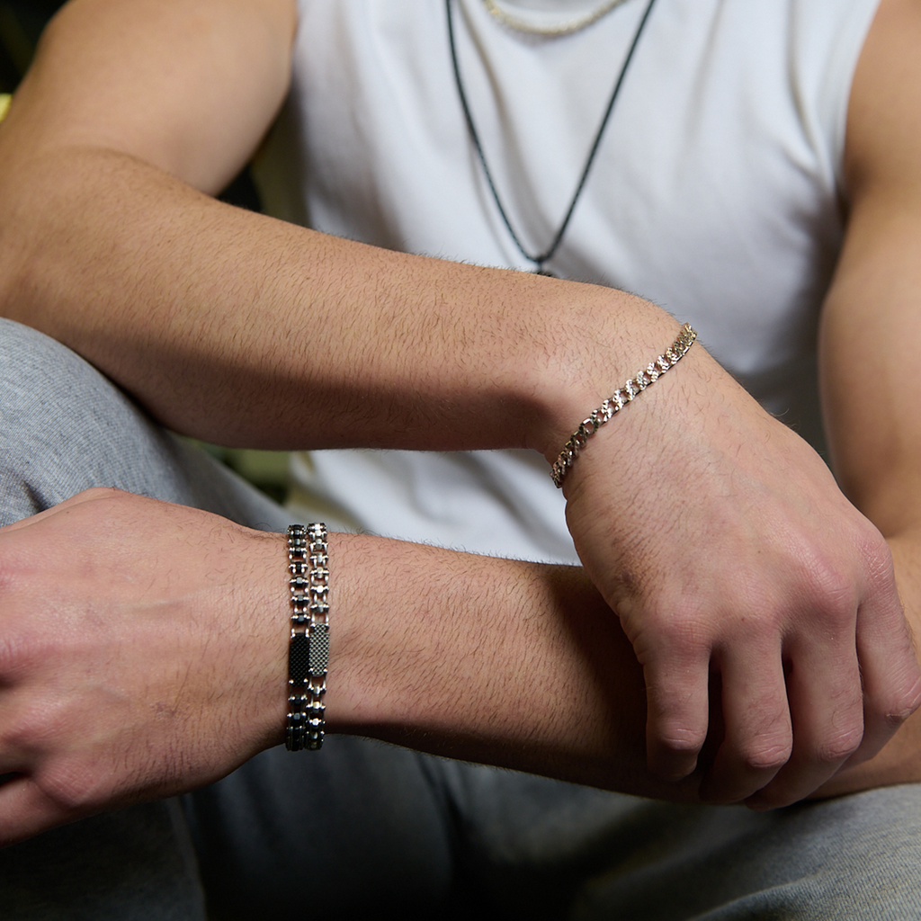 Bici chain bracelet in stainless steel with interlocking 6mm links, secure latch clasp, and engraved central ID plate with diamond pattern.