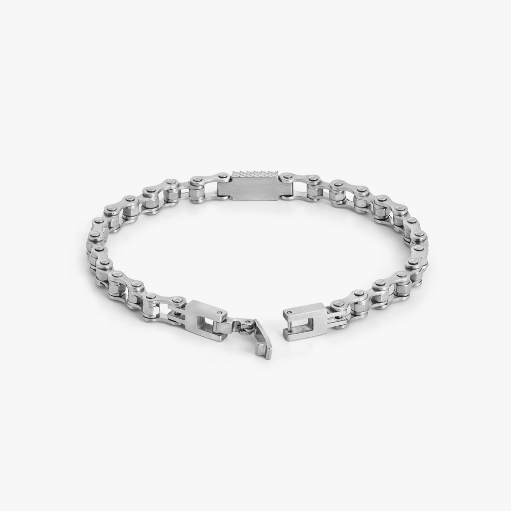 Bici chain bracelet in stainless steel with interlocking 6mm links, secure latch clasp, and engraved central ID plate with diamond pattern.