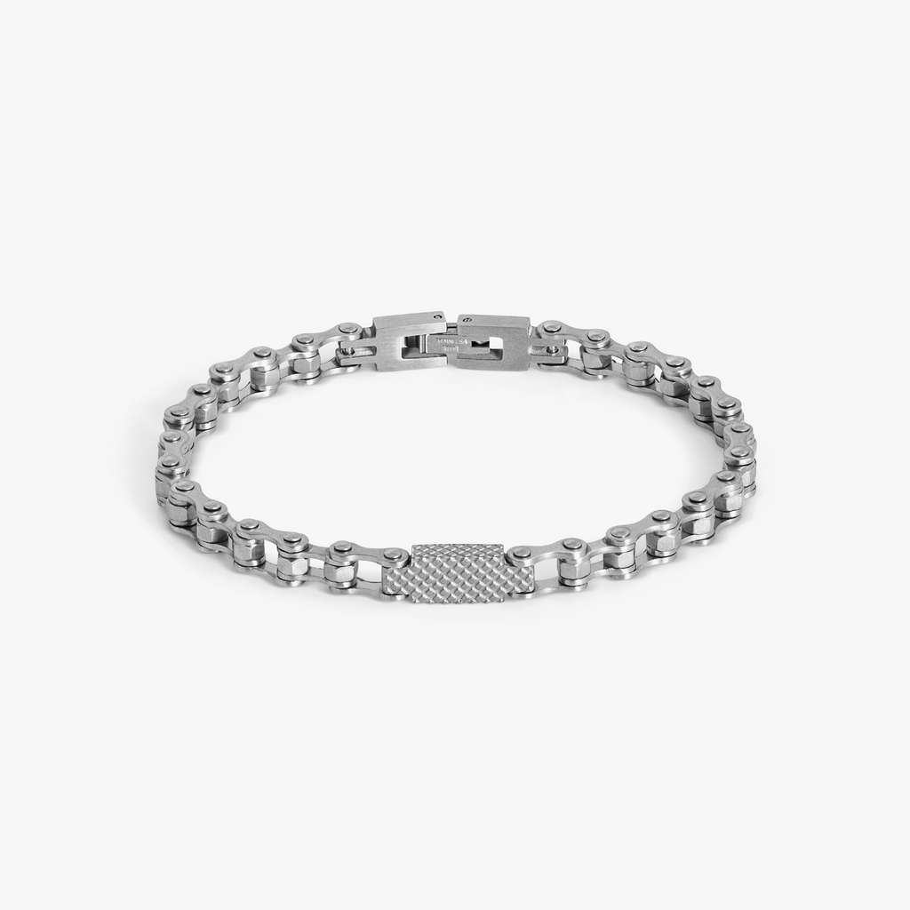 Bici chain bracelet in stainless steel with interlocking 6mm links, secure latch clasp, and engraved central ID plate with diamond pattern.