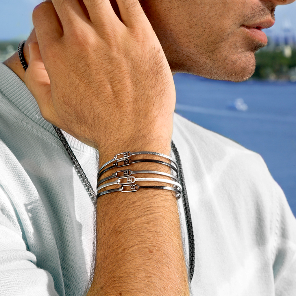 T-bangle in polished black rhodium plated sterling silver (UK) 5