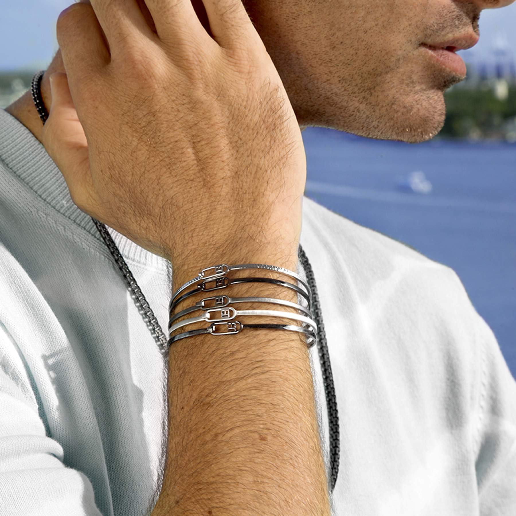 T-bangle in polished black rhodium plated sterling silver (UK) 5
